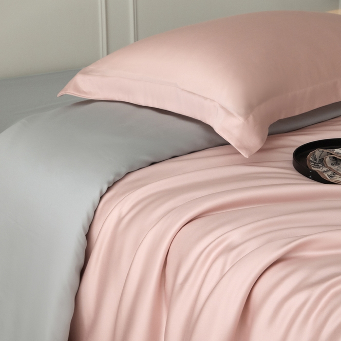 91家纺网 家纺一手货源 找家纺 涵宸家纺 2026新款纯色天丝棉单被套-场景一 玫瑰粉+时尚灰