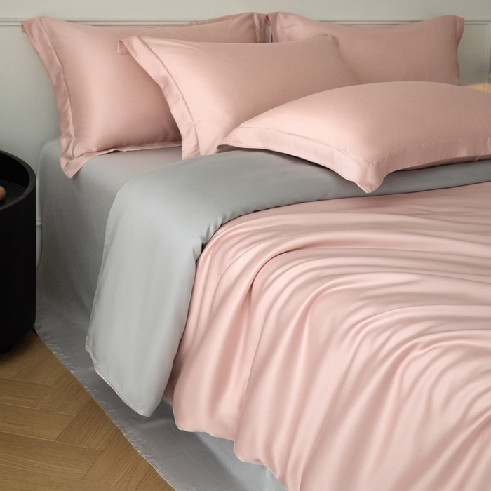 91家纺网 家纺一手货源 找家纺 涵宸家纺 2026新款纯色天丝棉四件套-场景一 玫瑰粉+时尚灰