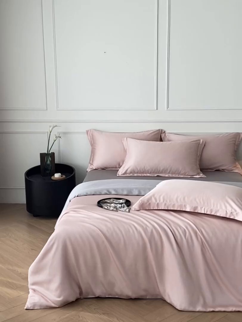 91家纺网 家纺一手货源 找家纺 涵宸家纺 2026新款纯色天丝棉四件套-场景一 玫瑰粉+时尚灰