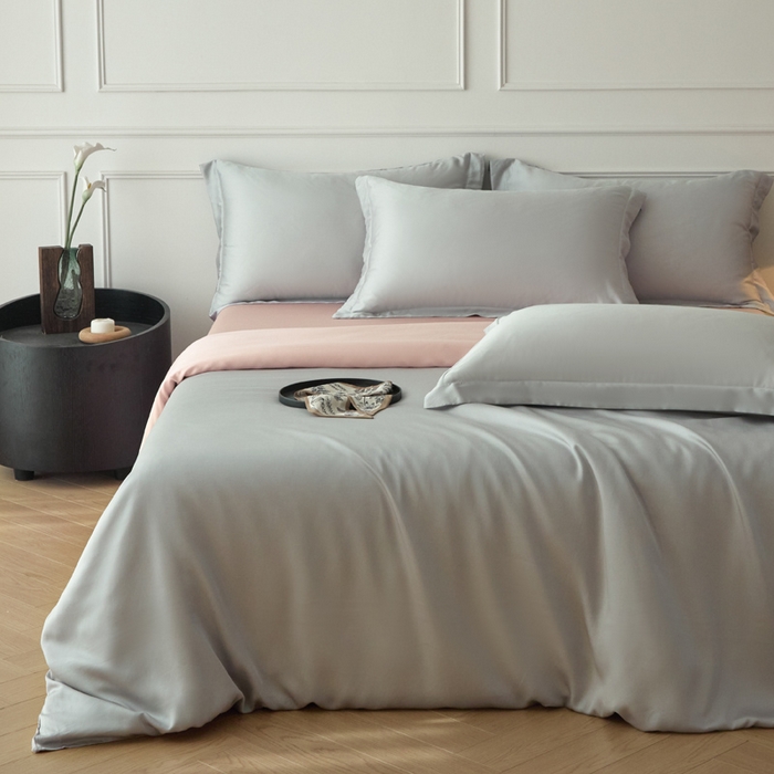 91家纺网 家纺一手货源 找家纺 涵宸家纺 2026新款纯色天丝棉四件套-场景一 时尚灰+玫瑰粉