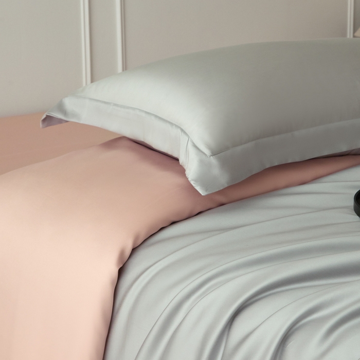 91家纺网 家纺一手货源 找家纺 涵宸家纺 2026新款纯色天丝棉四件套-场景一 时尚灰+玫瑰粉