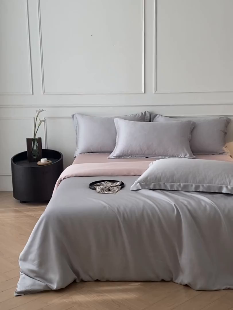 91家纺网 家纺一手货源 找家纺 涵宸家纺 2026新款纯色天丝棉四件套-场景一 时尚灰+玫瑰粉
