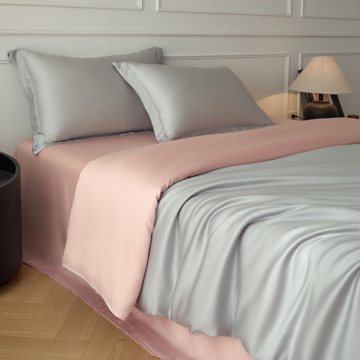 91家纺网 家纺一手货源 找家纺 涵宸家纺 2026新款纯色天丝棉单被套-场景一 时尚灰+玫瑰粉