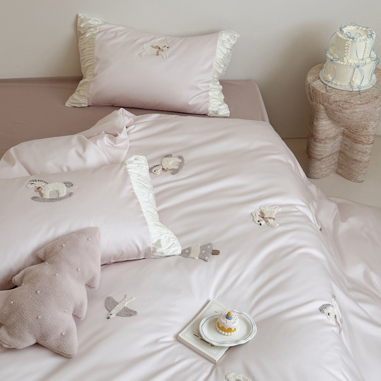 91家纺网 家纺一手货源 找家纺 （总）鹿班家居 2026春季新品100S长绒棉毛巾绣系列四件套-半糖童话（标准会员-20元）