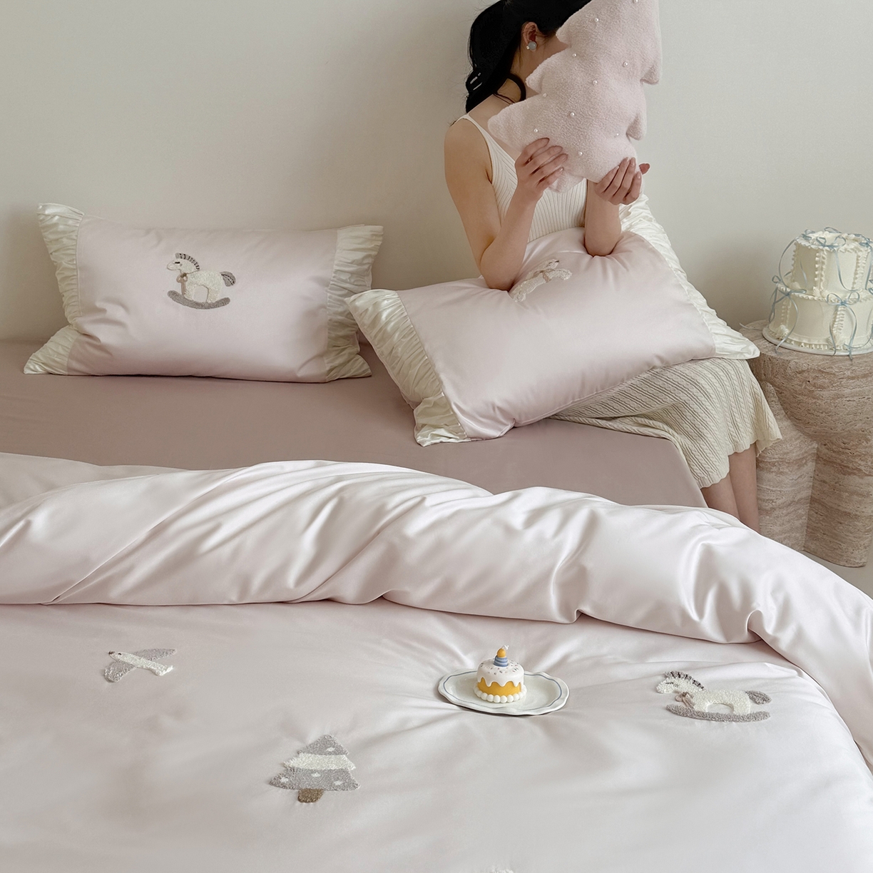 91家纺网 家纺一手货源 找家纺 （总）鹿班家居 2026春季新品100S长绒棉毛巾绣系列四件套-半糖童话（标准会员-20元）