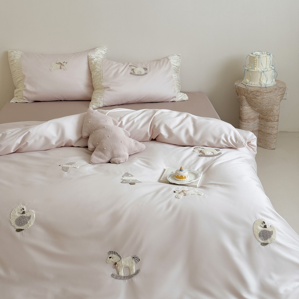 91家纺网 家纺一手货源 找家纺 （总）鹿班家居 2026春季新品100S长绒棉毛巾绣系列四件套-半糖童话（标准会员-20元）