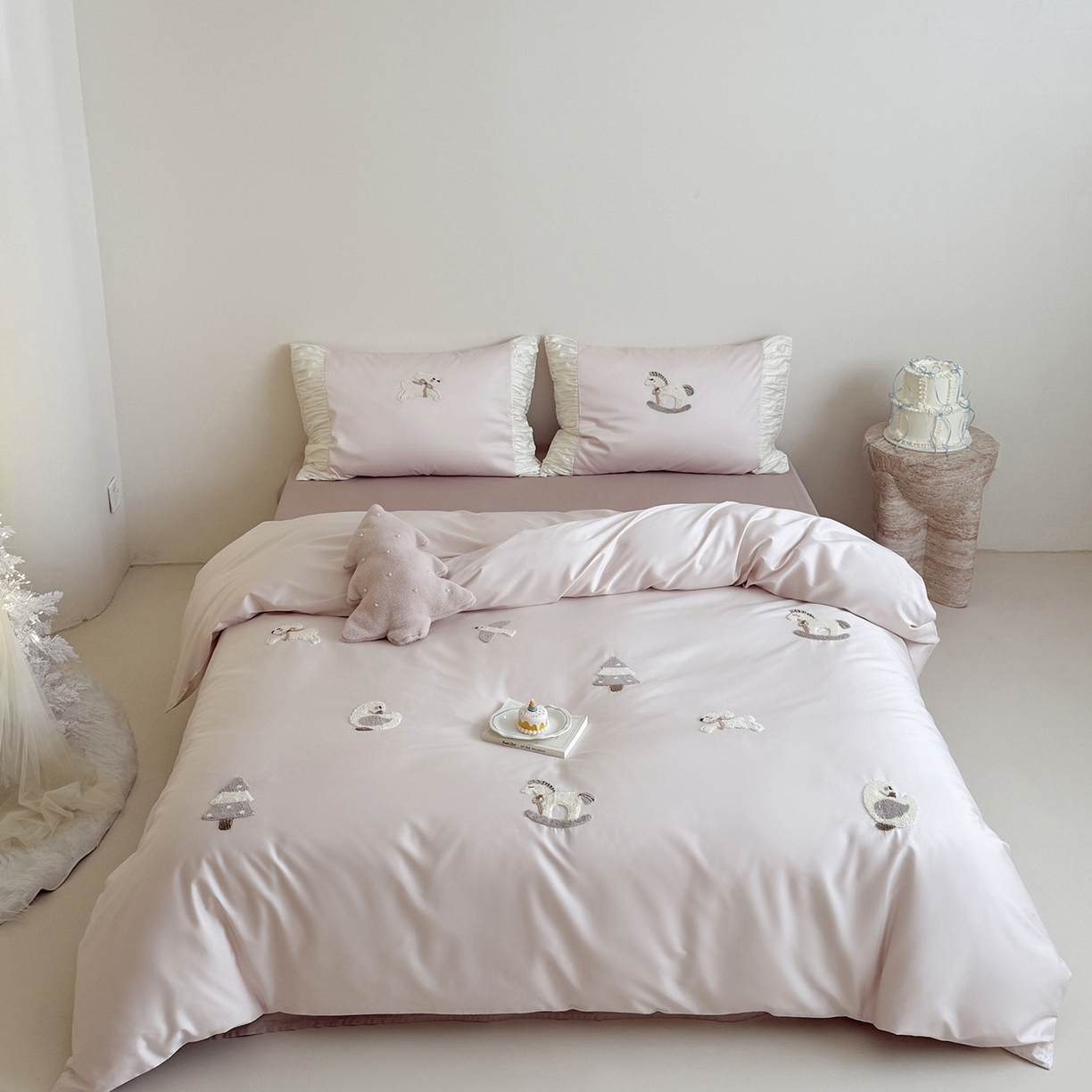 91家纺网 家纺一手货源 找家纺 鹿班家居 2026春季新品100S长绒棉毛巾绣系列四件套-半糖童话（标准会员-20元） 半糖童话-粉色