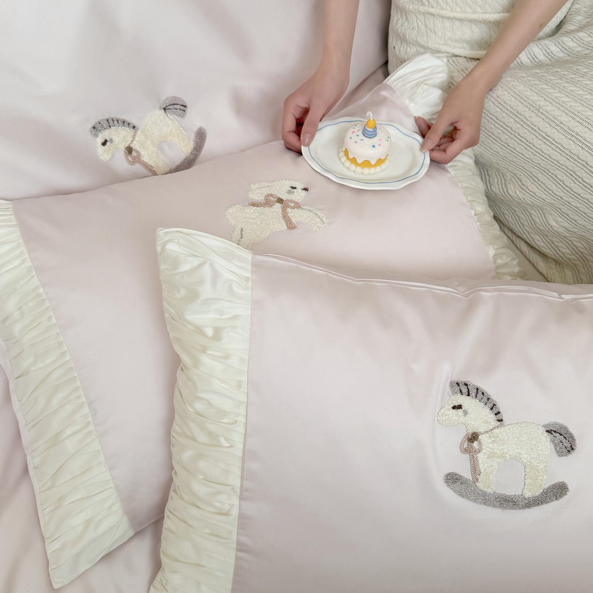 91家纺网 家纺一手货源 找家纺 鹿班家居 2026春季新品100S长绒棉毛巾绣系列四件套-半糖童话（标准会员-20元） 半糖童话-粉色