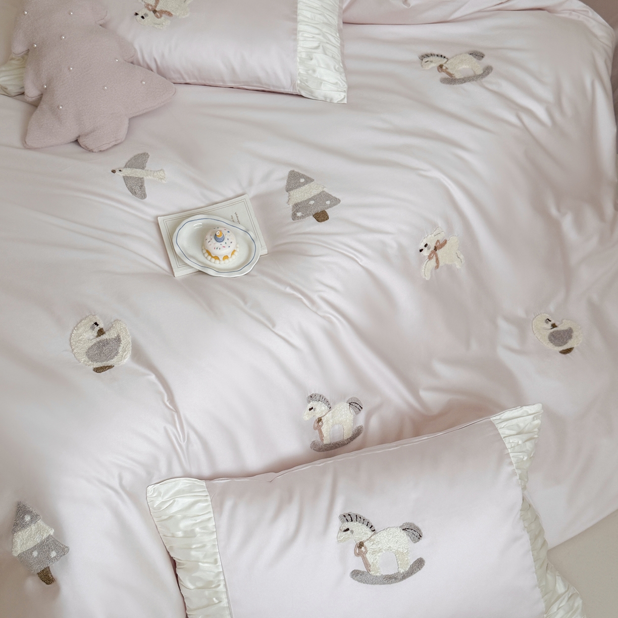 91家纺网 家纺一手货源 找家纺 鹿班家居 2026春季新品100S长绒棉毛巾绣系列四件套-半糖童话（标准会员-20元） 半糖童话-粉色