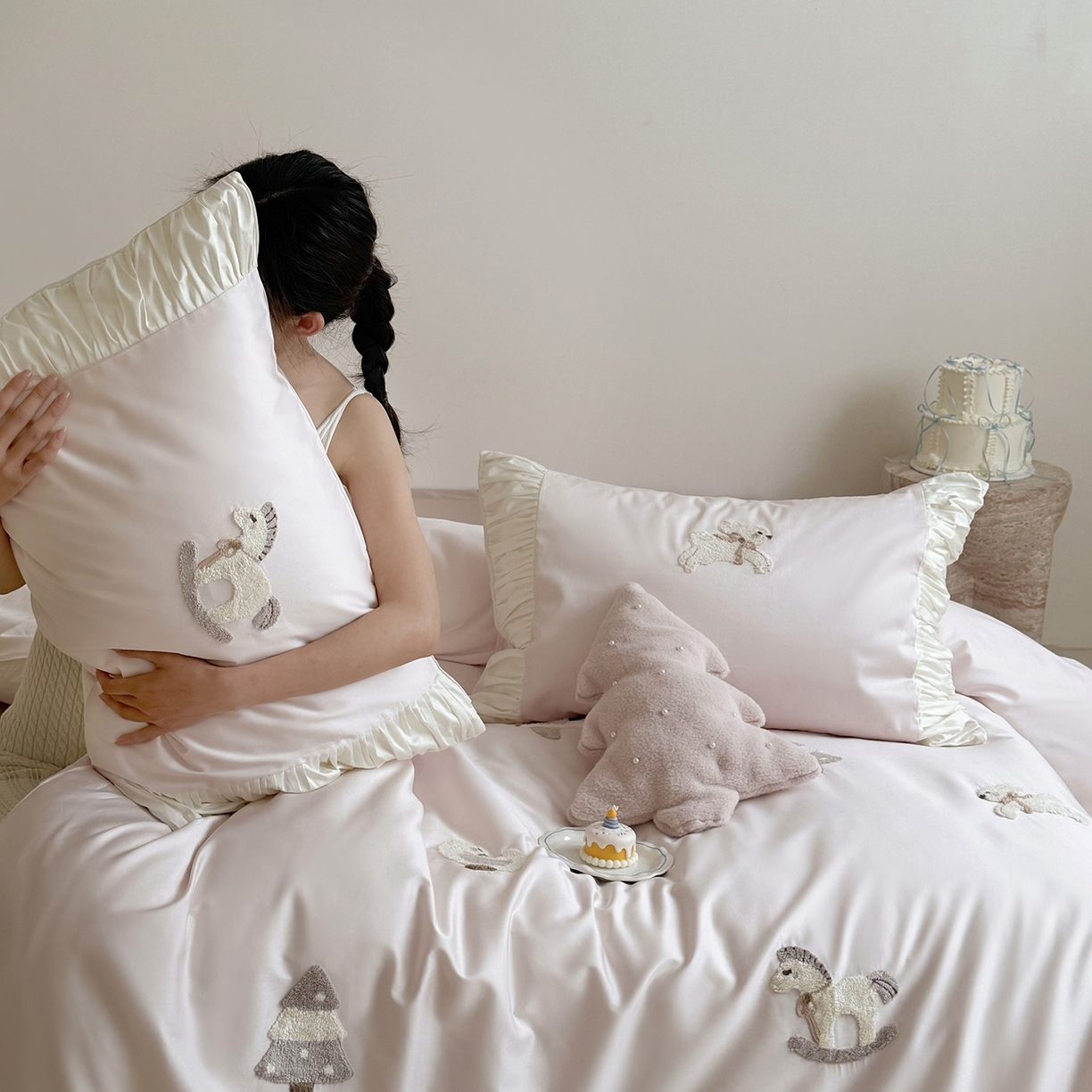 91家纺网 家纺一手货源 找家纺 鹿班家居 2026春季新品100S长绒棉毛巾绣系列四件套-半糖童话（标准会员-20元） 半糖童话-粉色