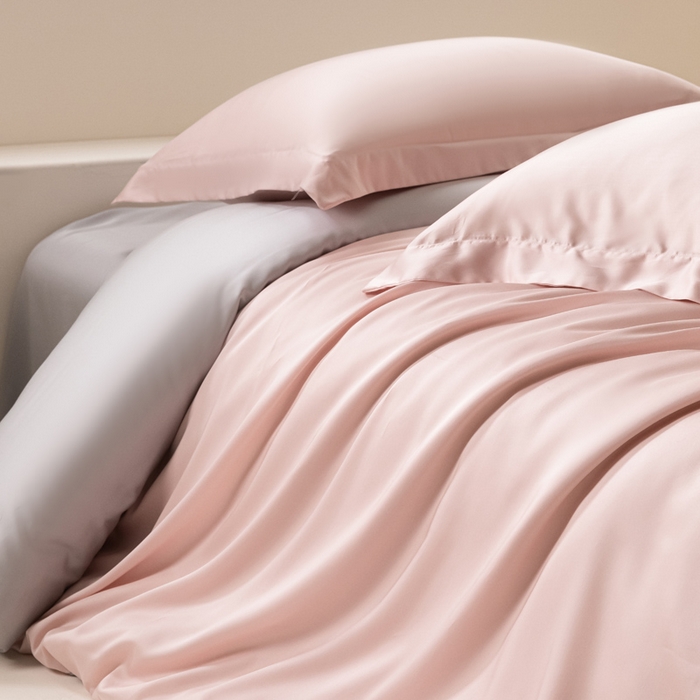 91家纺网 家纺一手货源 找家纺 涵宸家纺 2026新款纯色天丝棉四件套-场景二 玫瑰粉+时尚灰