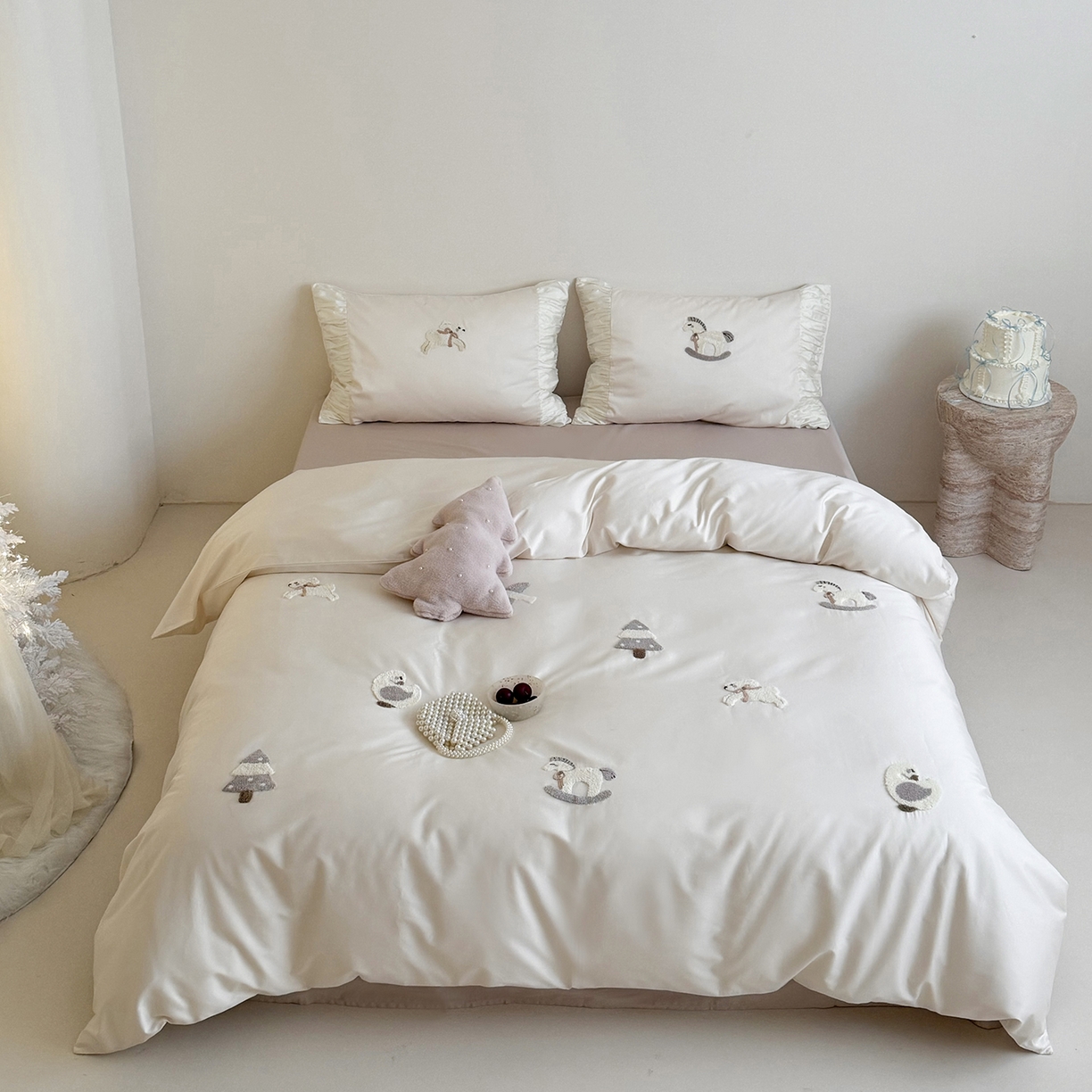 91家纺网 家纺一手货源 找家纺 鹿班家居 2026春季新品100S长绒棉毛巾绣系列四件套-半糖童话（标准会员-20元） 半糖童话-白色