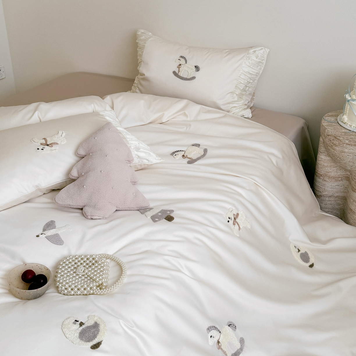 91家纺网 家纺一手货源 找家纺 鹿班家居 2026春季新品100S长绒棉毛巾绣系列四件套-半糖童话（标准会员-20元） 半糖童话-白色