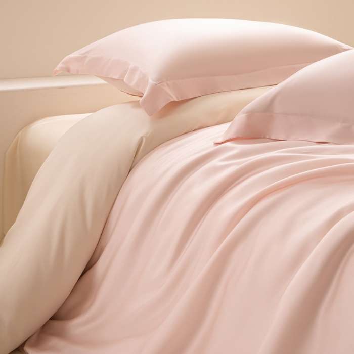 91家纺网 家纺一手货源 找家纺 涵宸家纺 2026新款纯色天丝棉四件套-场景二 玫瑰粉+象牙白