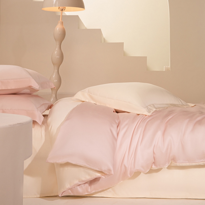 91家纺网 家纺一手货源 找家纺 涵宸家纺 2026新款纯色天丝棉四件套-场景二 玫瑰粉+象牙白