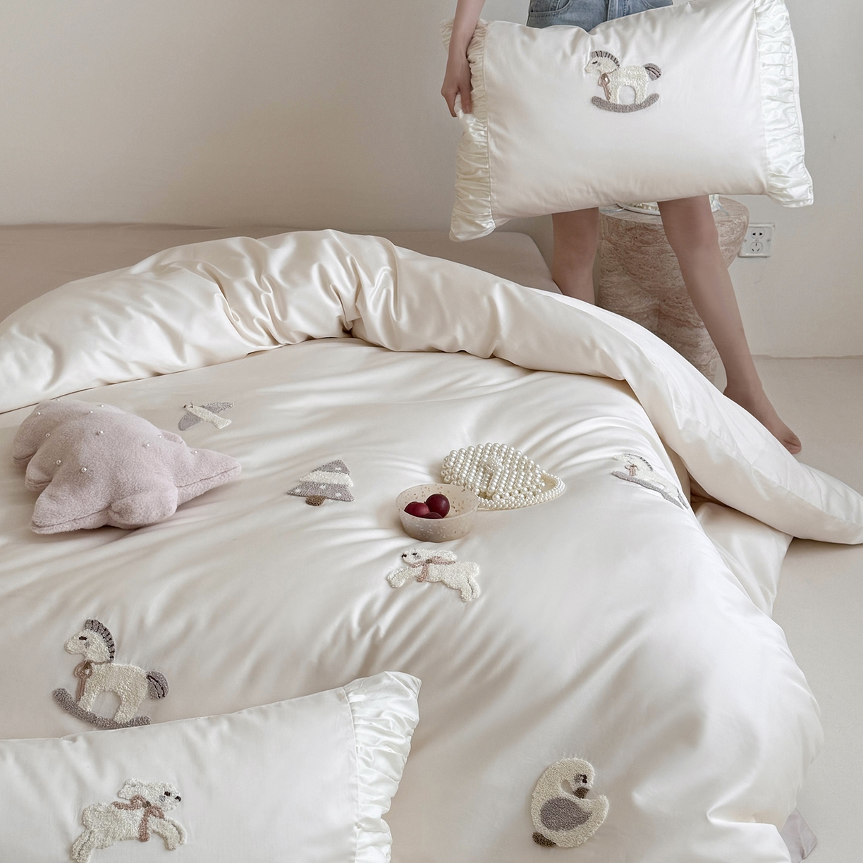 91家纺网 家纺一手货源 找家纺 鹿班家居 2026春季新品100S长绒棉毛巾绣系列四件套-半糖童话（标准会员-20元） 半糖童话-白色