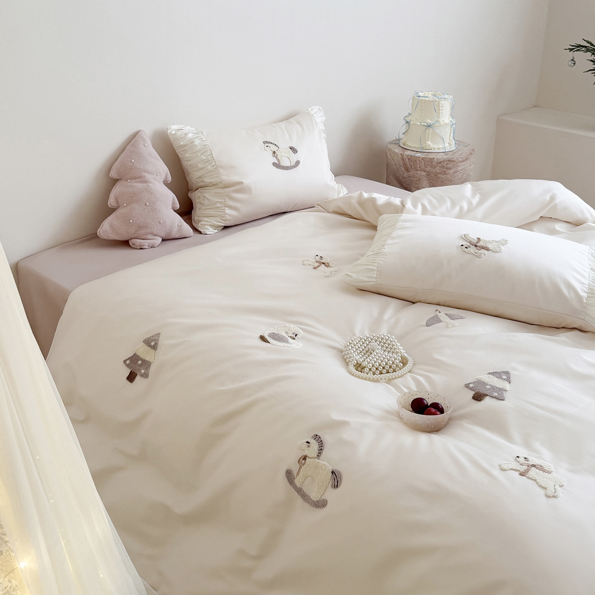 91家纺网 家纺一手货源 找家纺 鹿班家居 2026春季新品100S长绒棉毛巾绣系列四件套-半糖童话（标准会员-20元） 半糖童话-白色