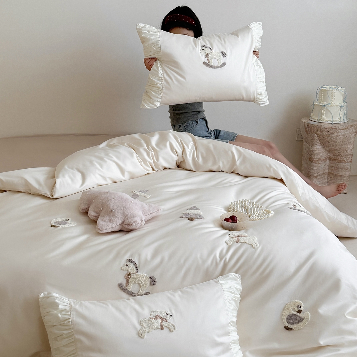 91家纺网 家纺一手货源 找家纺 鹿班家居 2026春季新品100S长绒棉毛巾绣系列四件套-半糖童话（标准会员-20元） 半糖童话-白色