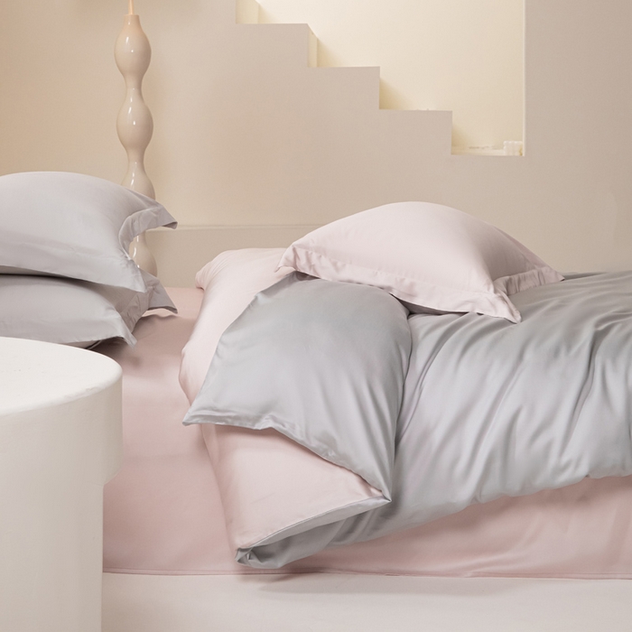 91家纺网 家纺一手货源 找家纺 涵宸家纺 2026新款纯色天丝棉四件套-场景二 时尚灰+玫瑰粉