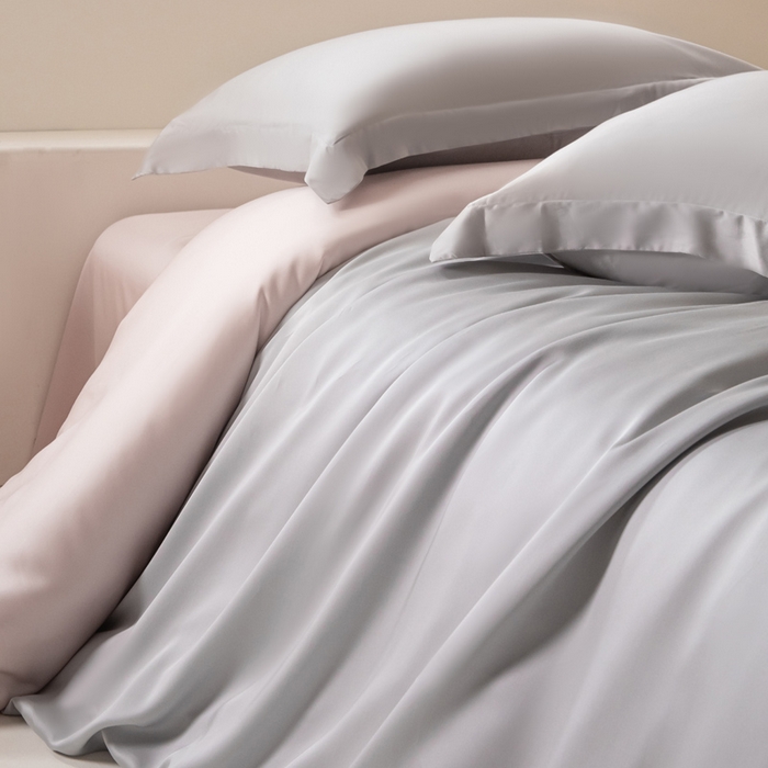 91家纺网 家纺一手货源 找家纺 涵宸家纺 2026新款纯色天丝棉单被套-场景二 时尚灰+玫瑰粉