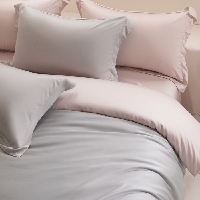 91家纺网 家纺一手货源 找家纺 涵宸家纺 2026新款纯色天丝棉单被套-场景二 时尚灰+玫瑰粉