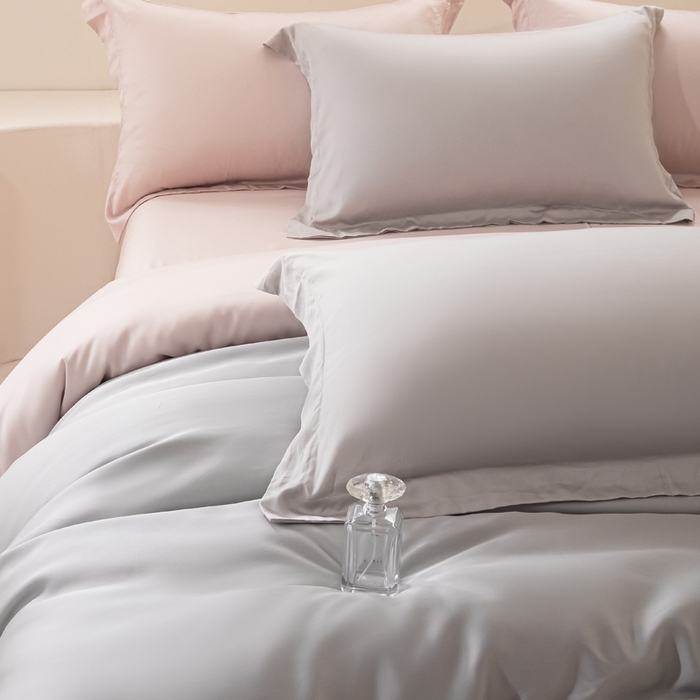 91家纺网 家纺一手货源 找家纺 涵宸家纺 2026新款纯色天丝棉单被套-场景二 时尚灰+玫瑰粉