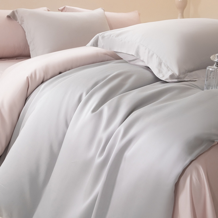 91家纺网 家纺一手货源 找家纺 涵宸家纺 2026新款纯色天丝棉单被套-场景二 时尚灰+玫瑰粉