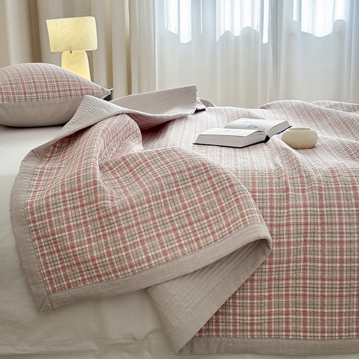 91家纺网 家纺一手货源 找家纺 法芙娜家纺 2026新款双面全棉色织水洗棉床盖 粉格