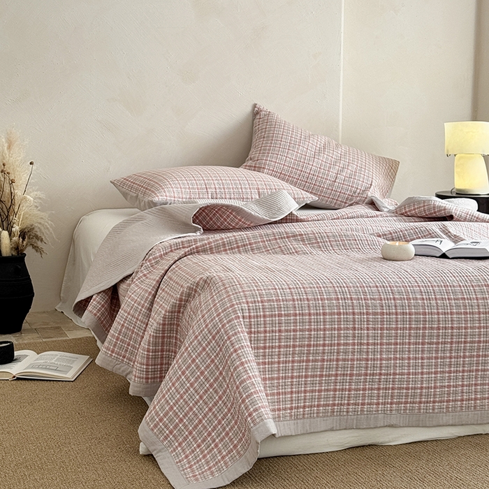 91家纺网 家纺一手货源 找家纺 法芙娜家纺 2026新款双面全棉色织水洗棉床盖 粉格