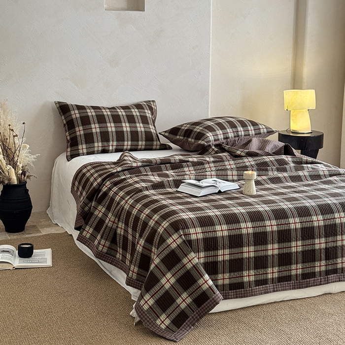 91家纺网 家纺一手货源 找家纺 法芙娜家纺 2026新款双面全棉色织水洗棉床盖 咖格