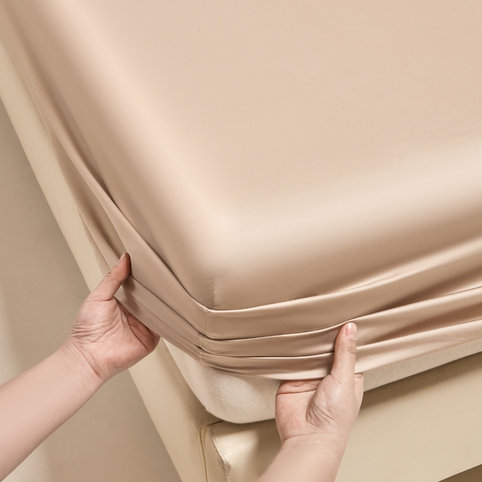 91家纺网 家纺一手货源 找家纺 涵宸家纺 2026新款纯色天丝棉单床笠-场景二 奶茶杏