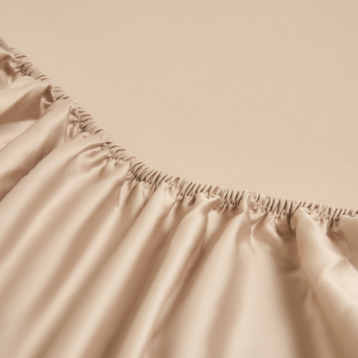 91家纺网 家纺一手货源 找家纺 涵宸家纺 2026新款纯色天丝棉单床笠-场景二 奶茶杏