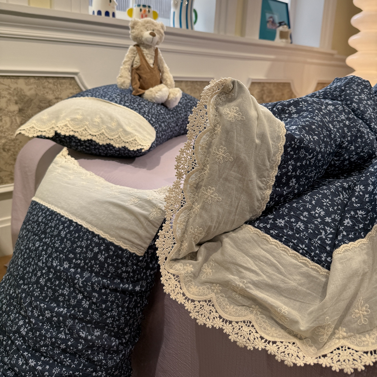 91家纺网 家纺一手货源 找家纺 （总）盼季家纺 2025新款小清新羊羔绒四件套加厚牛奶绒保暖床单被套宿舍三件套