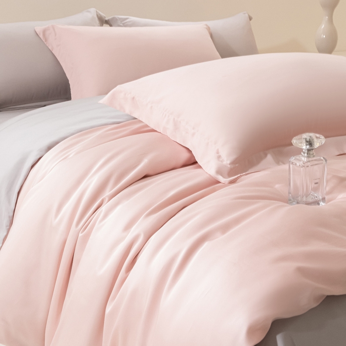 91家纺网 家纺一手货源 找家纺 涵宸家纺 2026新款纯色天丝棉四件套-场景二 玫瑰粉+时尚灰