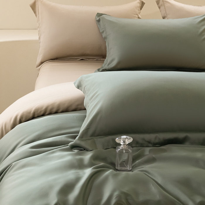 91家纺网 家纺一手货源 找家纺 涵宸家纺 2026新款纯色天丝棉四件套-场景二 赛琳绿+奶茶杏