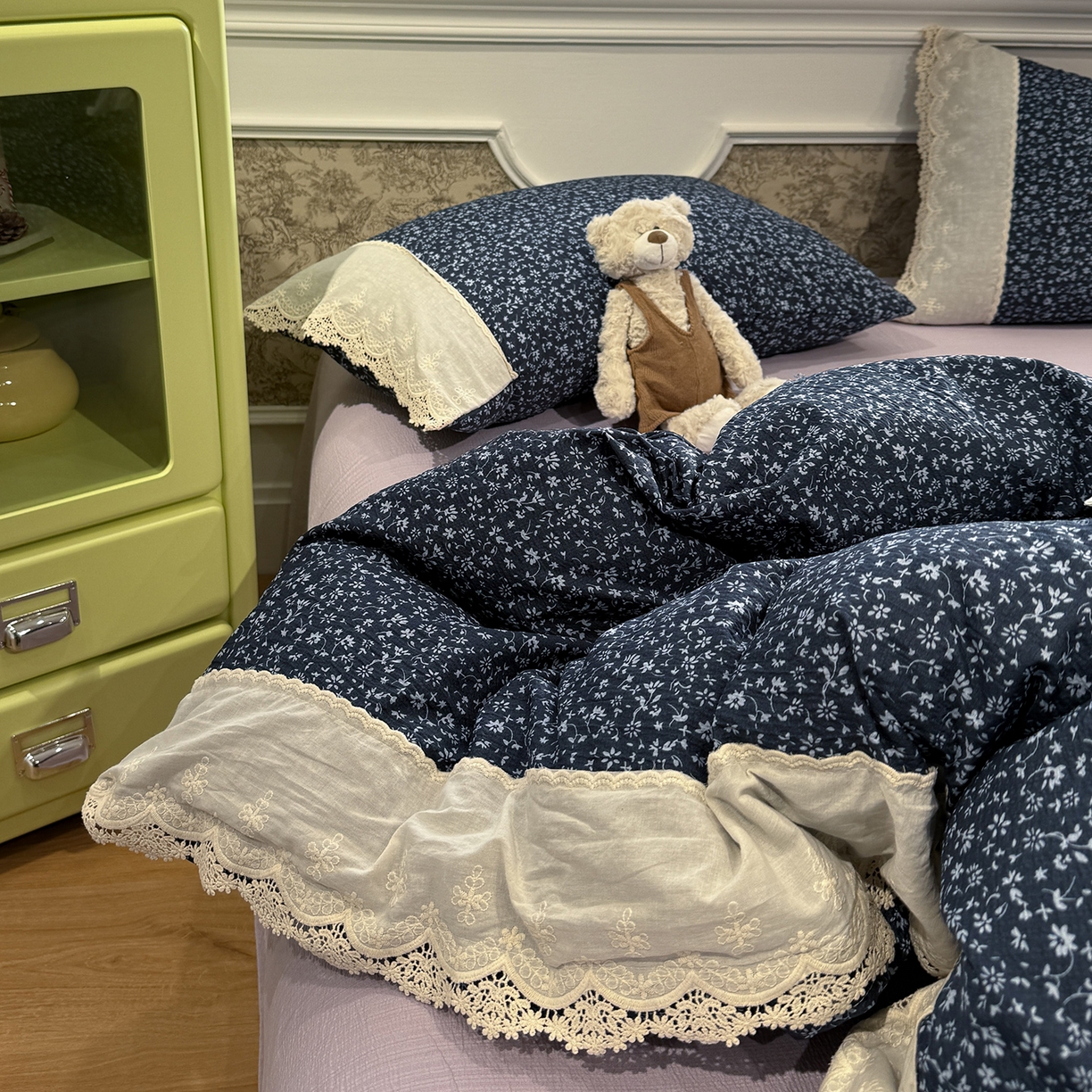 91家纺网 家纺一手货源 找家纺 盼季家纺 2026新款舒适皱皱纱印花蕾丝花边四件套 复古蕾丝花边-莫青