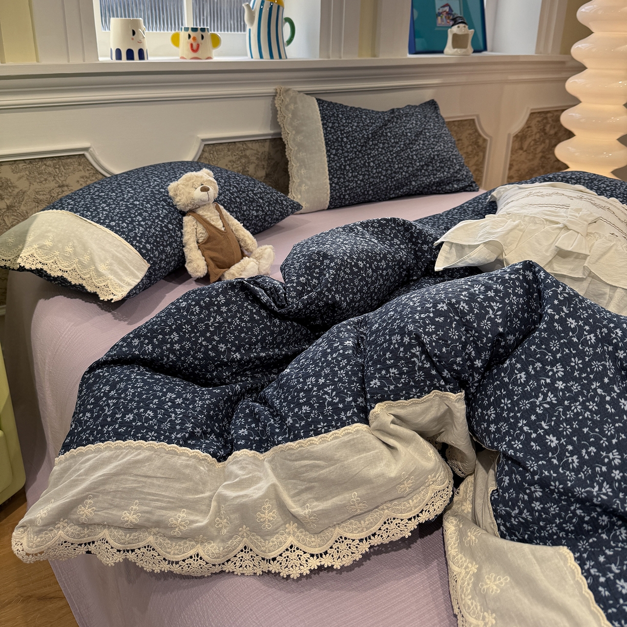 91家纺网 家纺一手货源 找家纺 盼季家纺 2026新款舒适皱皱纱印花蕾丝花边四件套 复古蕾丝花边-莫青