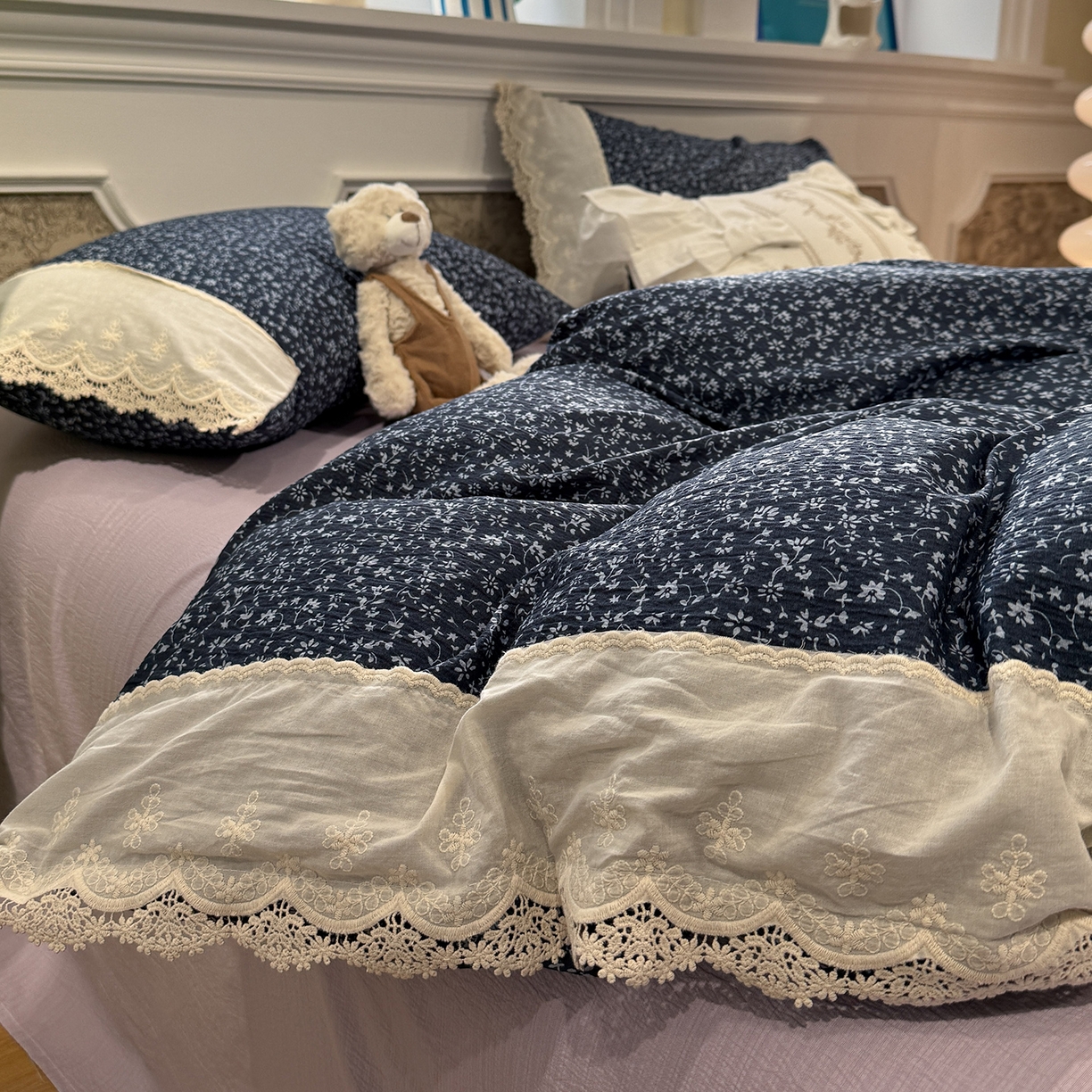 91家纺网 家纺一手货源 找家纺 盼季家纺 2026新款舒适皱皱纱印花蕾丝花边四件套 复古蕾丝花边-莫青