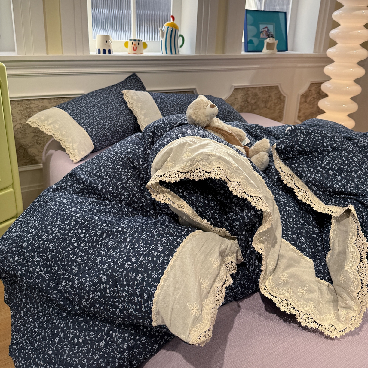 91家纺网 家纺一手货源 找家纺 盼季家纺 2026新款舒适皱皱纱印花蕾丝花边四件套 复古蕾丝花边-莫青