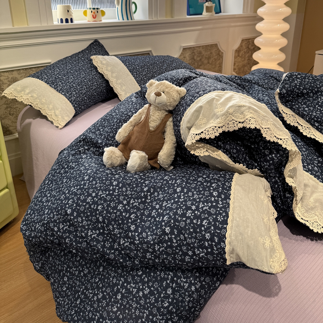 91家纺网 家纺一手货源 找家纺 盼季家纺 2026新款舒适皱皱纱印花蕾丝花边四件套 复古蕾丝花边-莫青