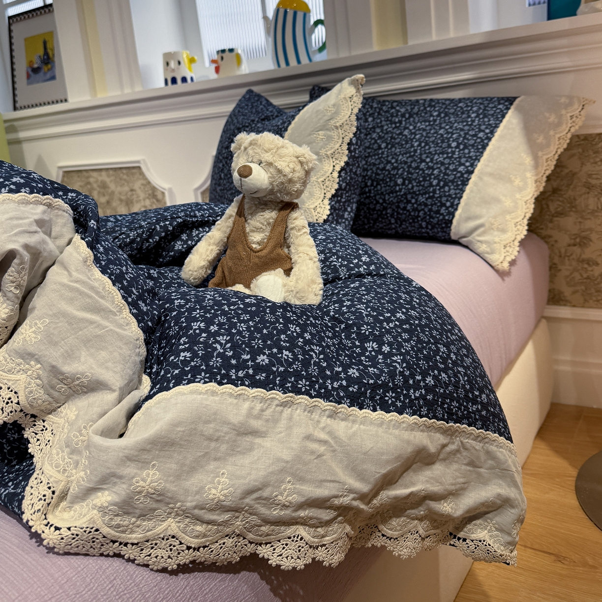 91家纺网 家纺一手货源 找家纺 盼季家纺 2026新款舒适皱皱纱印花蕾丝花边四件套 复古蕾丝花边-莫青