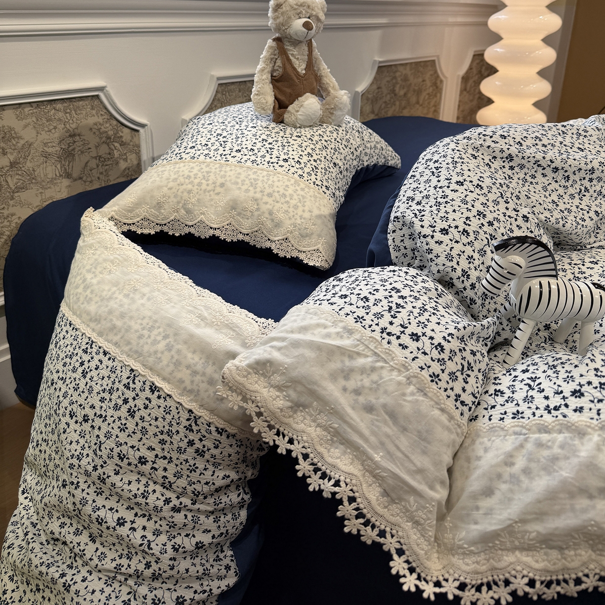 91家纺网 家纺一手货源 找家纺 盼季家纺 2026新款舒适皱皱纱印花蕾丝花边四件套 复古蕾丝花边-禾风