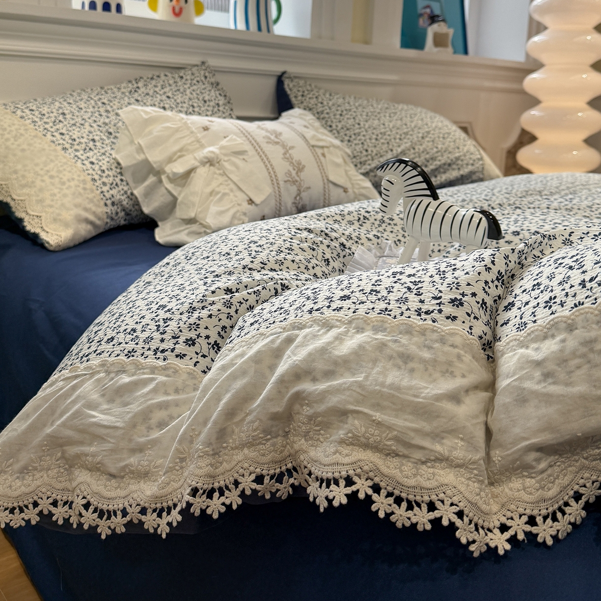 91家纺网 家纺一手货源 找家纺 盼季家纺 2026新款舒适皱皱纱印花蕾丝花边四件套 复古蕾丝花边-禾风