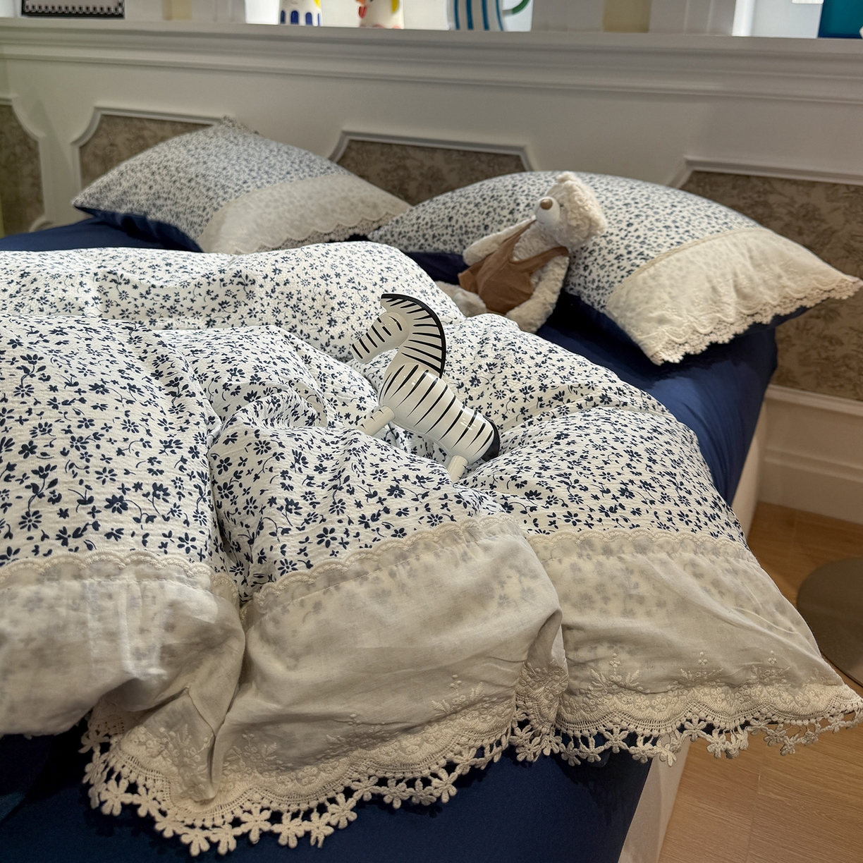 91家纺网 家纺一手货源 找家纺 盼季家纺 2026新款舒适皱皱纱印花蕾丝花边四件套 复古蕾丝花边-禾风