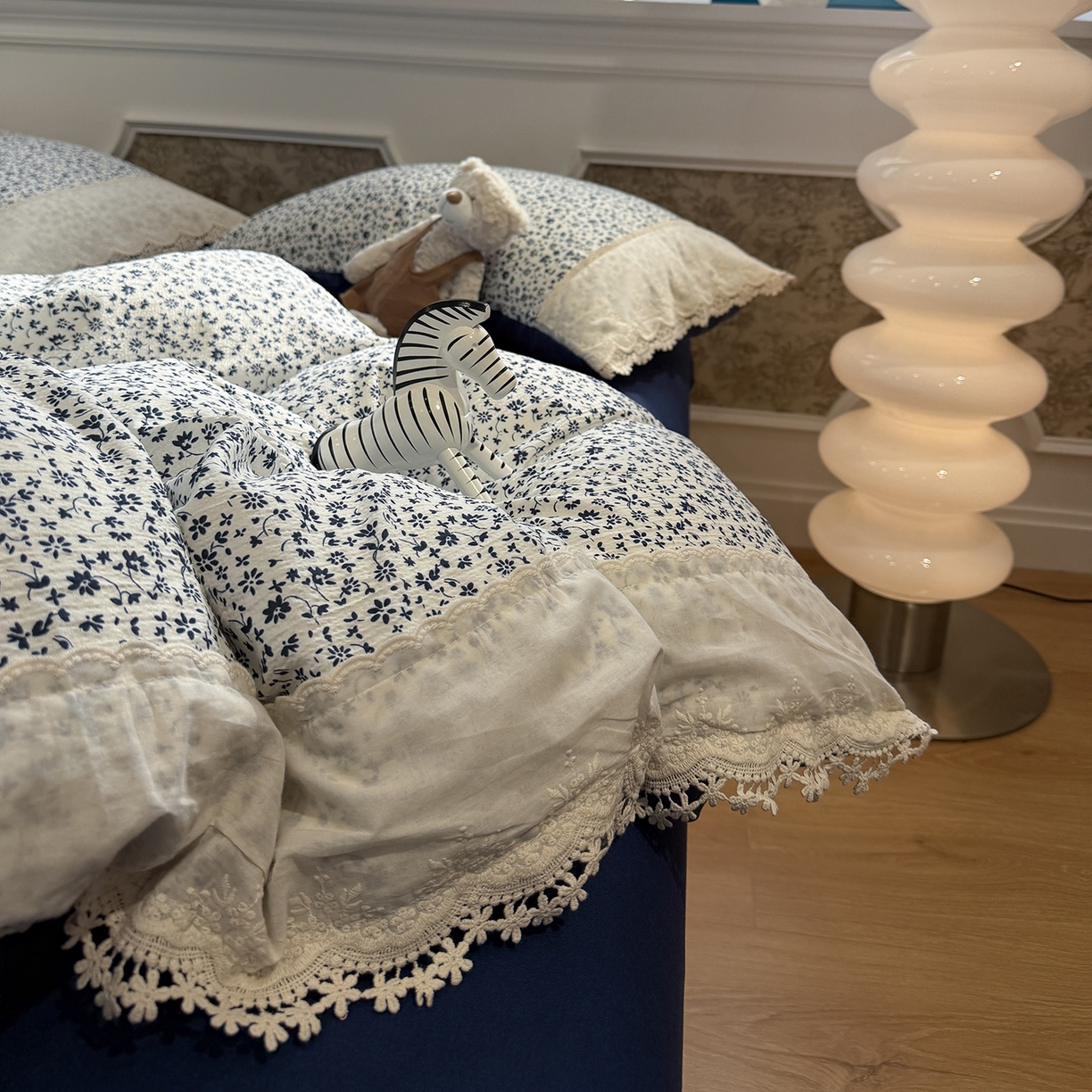 91家纺网 家纺一手货源 找家纺 盼季家纺 2026新款舒适皱皱纱印花蕾丝花边四件套 复古蕾丝花边-禾风