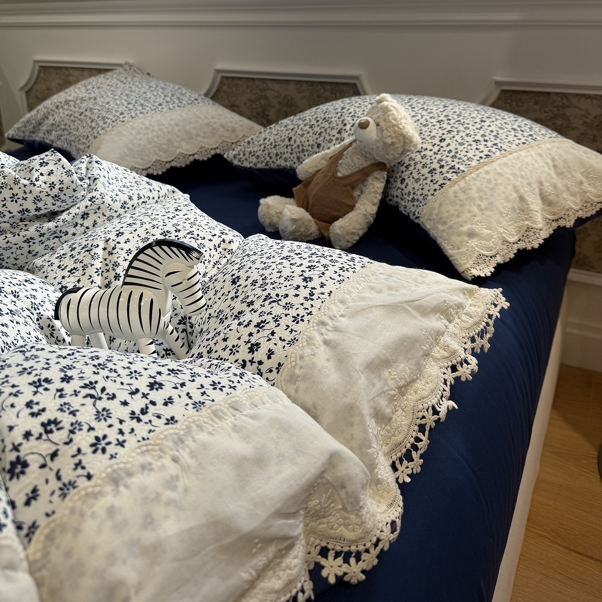 91家纺网 家纺一手货源 找家纺 盼季家纺 2026新款舒适皱皱纱印花蕾丝花边四件套 复古蕾丝花边-禾风