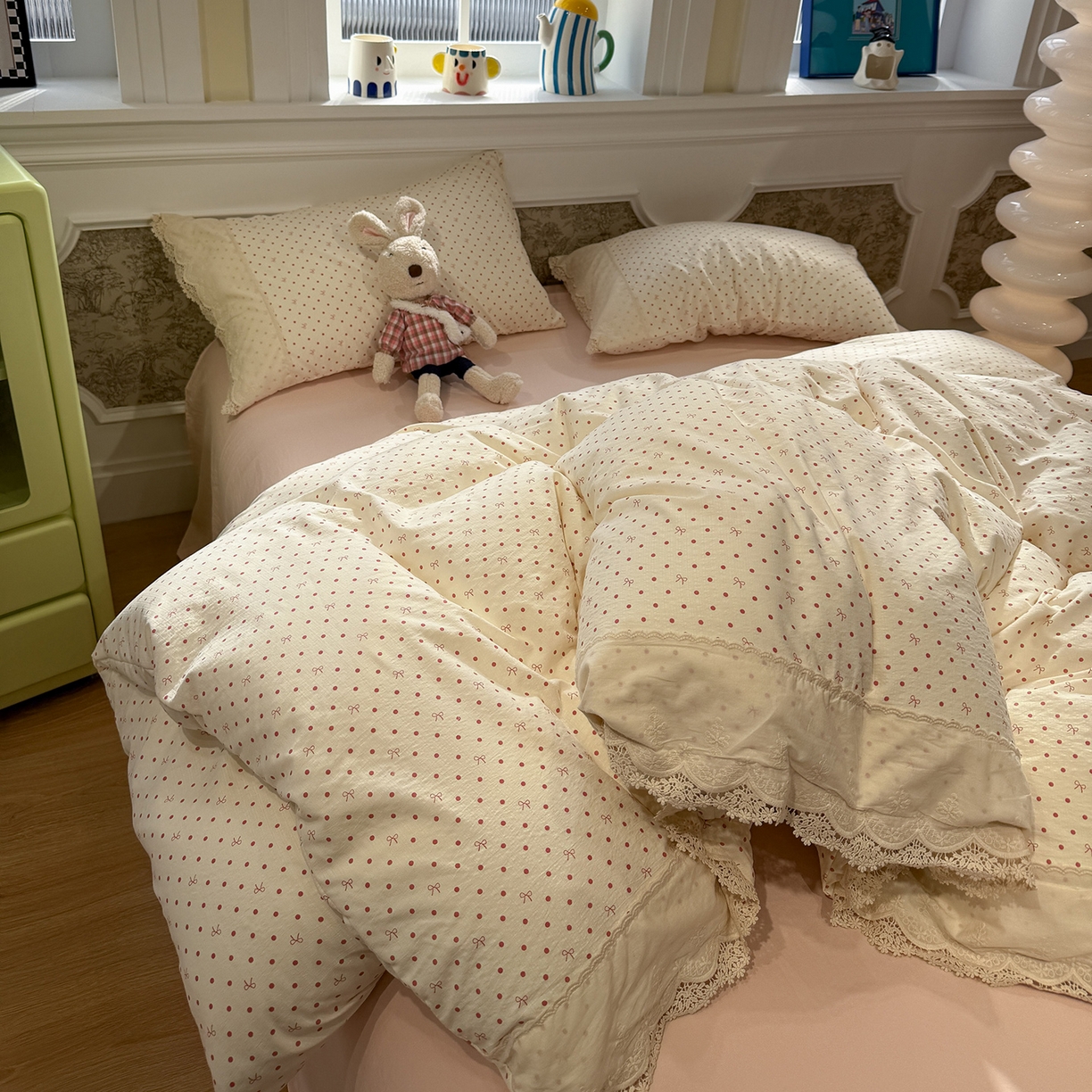 91家纺网 家纺一手货源 找家纺 盼季家纺 2026新款舒适皱皱纱印花蕾丝花边四件套 复古蕾丝花边-蝴蝶结粉波