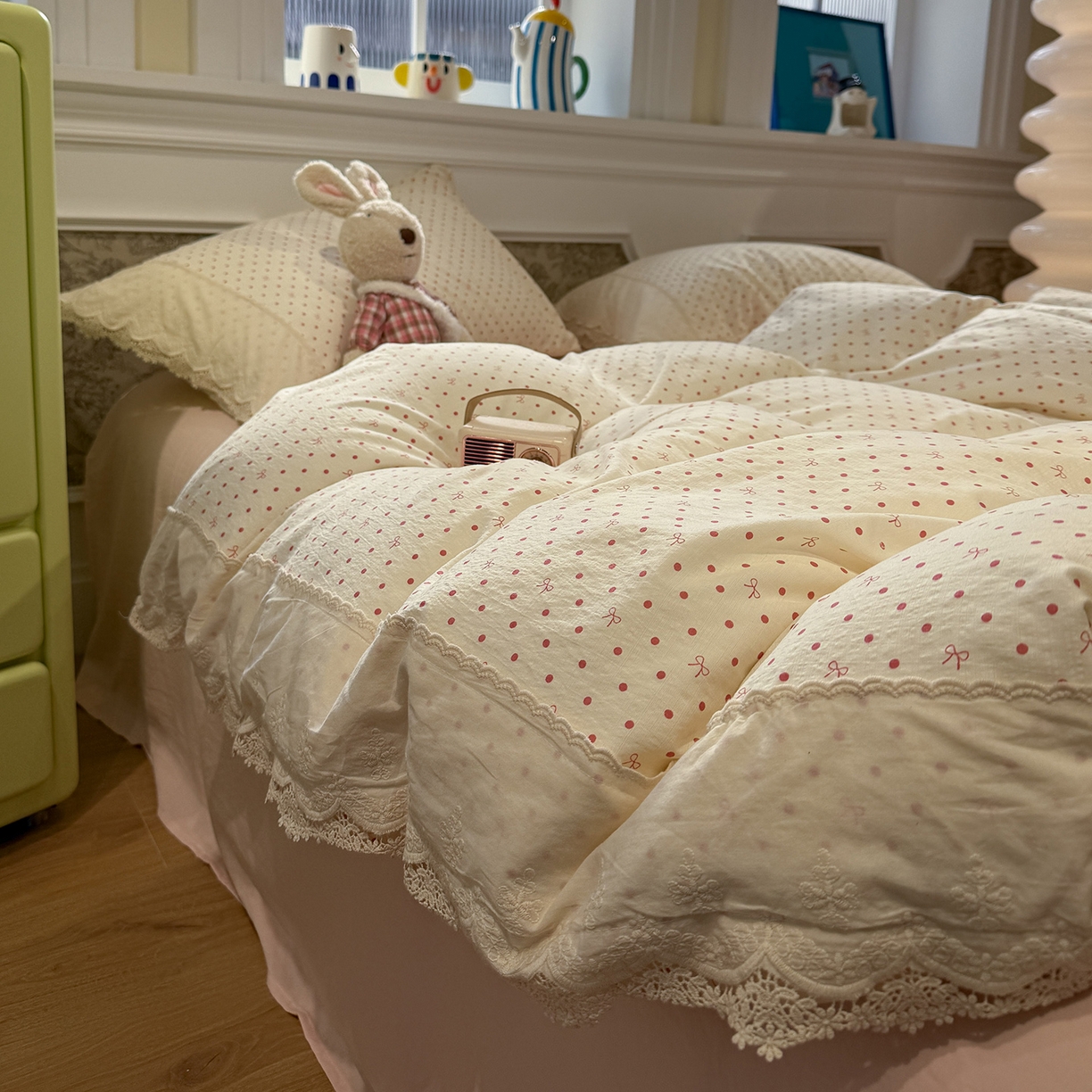 91家纺网 家纺一手货源 找家纺 盼季家纺 2026新款舒适皱皱纱印花蕾丝花边四件套 复古蕾丝花边-蝴蝶结粉波