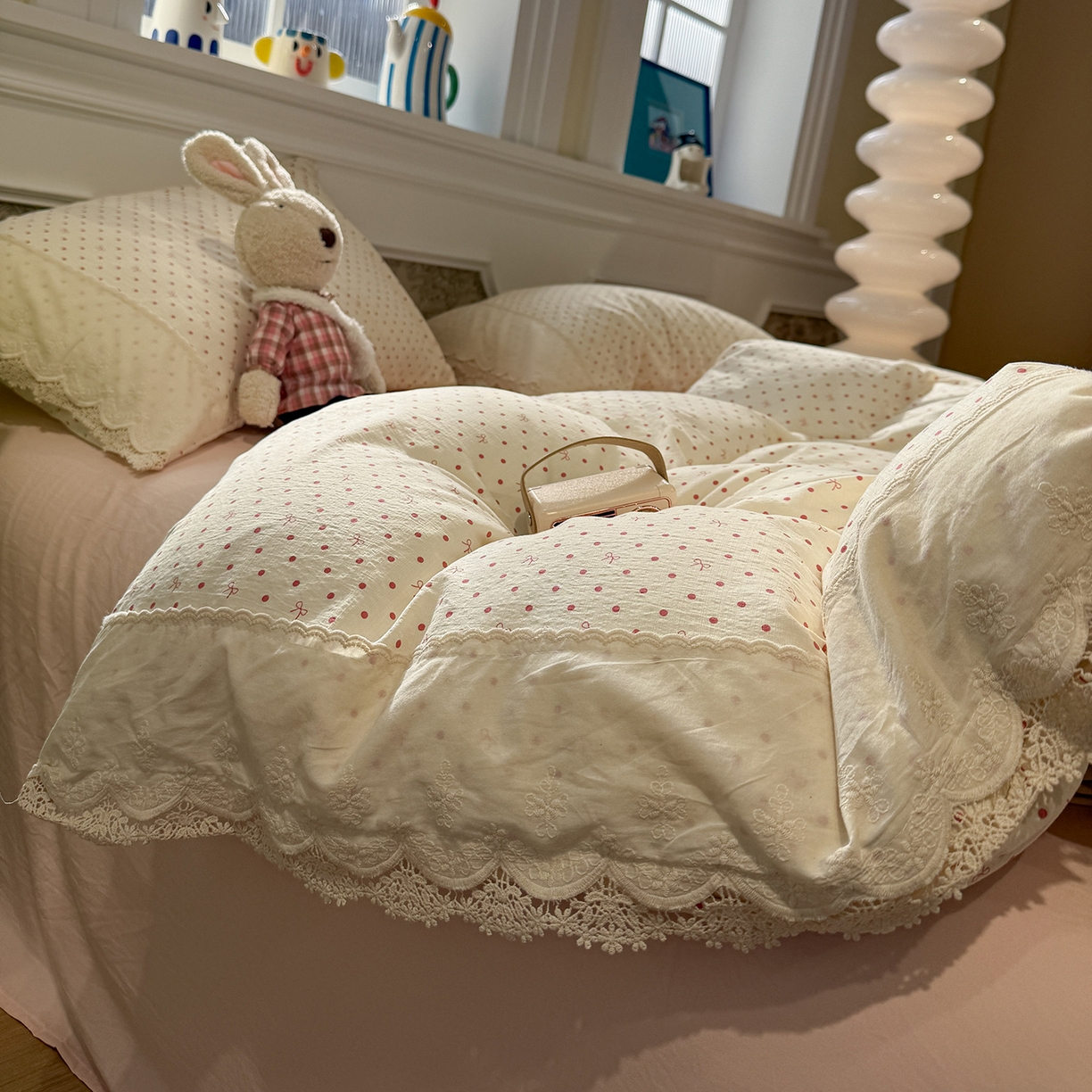 91家纺网 家纺一手货源 找家纺 盼季家纺 2026新款舒适皱皱纱印花蕾丝花边四件套 复古蕾丝花边-蝴蝶结粉波