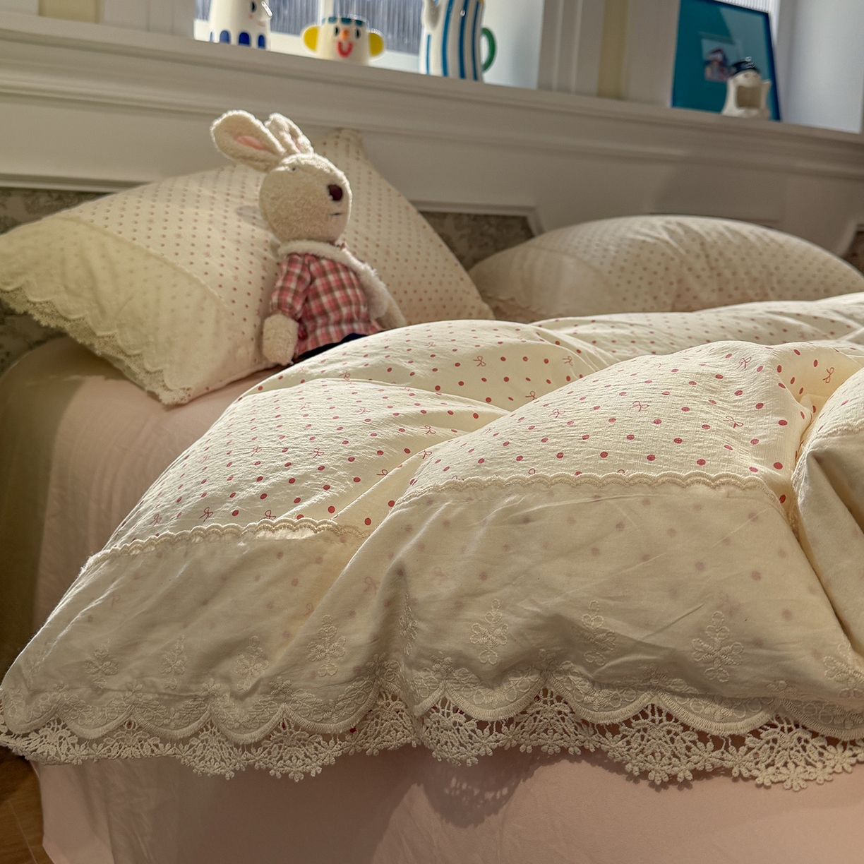 91家纺网 家纺一手货源 找家纺 盼季家纺 2026新款舒适皱皱纱印花蕾丝花边四件套 复古蕾丝花边-蝴蝶结粉波